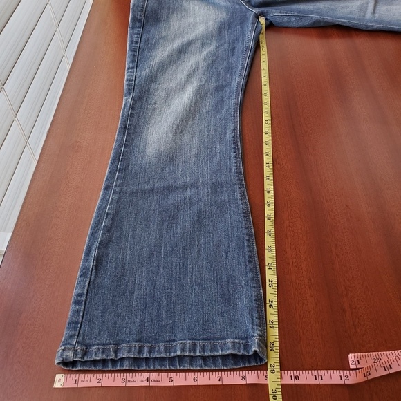 EUC Levis 526 Slender Bootcut Flap Pockets - Picture 3 of 8